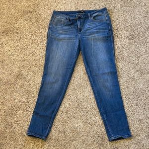 1822 Women’s dark wash jeans size 33